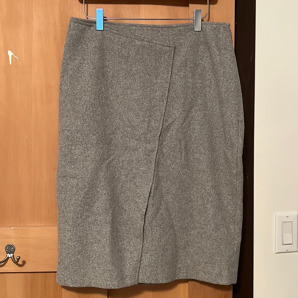 Grey skirt with side zip